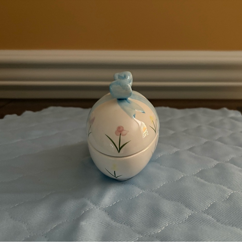 Ceramic Easter Egg Trinket Box with Blue Ribbon. Vintage. NEW - Picture 2 of 9